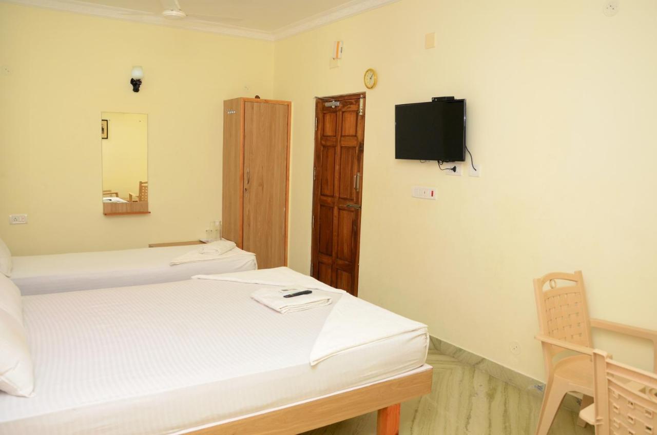 Hari Iyer Residency Hotel Thiruchendur Bagian luar foto